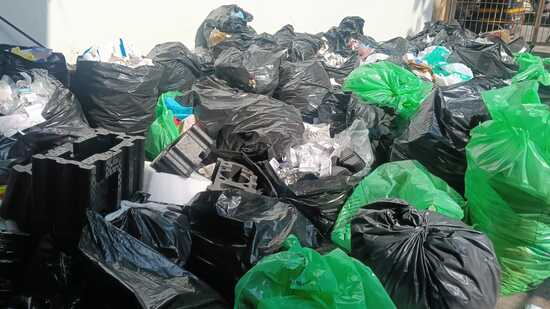 The administration requested the ward office to regularly deploy a garbage collection vehicle with adequate capacity to ensure complete and regular waste clearance. (HT)