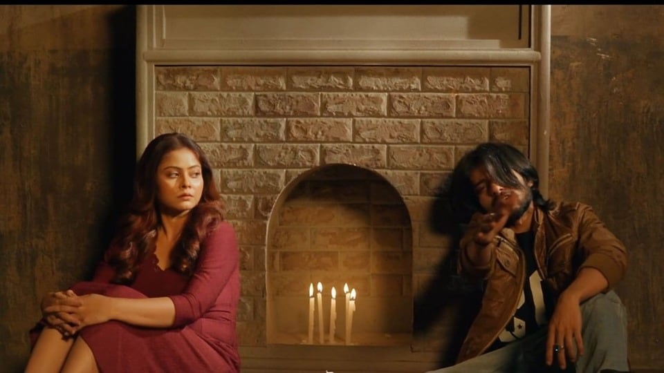 শিলাজিতের কথায়, 'এই গান কখনও পরিকল্পনা করে তৈরি হয়নি, বরং জন্ম নিয়েছে এক গভীর মানসিক অস্থিরতা এবং আবেগের ধ্বংসস্তূপ থেকে। জীবনের এক কঠিন সময়ে তাঁর চারপাশের সমস্ত কিছু অবাস্তব মনে হতে শুরু করেছিল, স্মৃতি, মানুষ, কথোপকথন, এমনকি নিজের প্রতিচ্ছবিও।' দীর্ঘ প্রস্তুতির পর অবশেষে মুক্তি পেয়েছে এই মিউজিক ভিডিয়ো। 