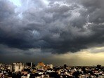 <p>దేశవ్యాప్తంగా ఎండ తీవ్రత, ఉక్కపోతతో అల్లాడుతున్న ప్రజలకు ఉపశమనం కలిగిస్తూ రుతుపవనాలు దేశంలోకి అధికారికంగా ప్రవేశించాయి. మే 16 శనివారం నాటికే నైరుతి రుతుపవనాలు ఆగ్నేయ అరేబియా సముద్రంలోని కొన్ని ప్రాంతాలకు విజయవంతంగా విస్తరించాయి. దీనితో పాటు నైరుతి మరియు ఆగ్నేయ బంగాళాఖాతంలోని మరికొన్ని భాగాలు, అండమాన్ సముద్రంలోని అత్యధిక ప్రాంతాలు మరియు నికోబార్ దీవుల సమూహంలోకి ఇవి వేగంగా ముందుకు కదిలాయి.</p>