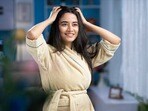 <p>కొబ్బరి నూనె, ఉల్లిపాయ రసం హెయిర్ మాస్క్ : ఈ హెయిర్ మాస్క్ కోసం, ఒక గిన్నెలో కొబ్బరి నూనె, ఉల్లిపాయ రసాన్ని 1:1 నిష్పత్తిలో కలపండి. తర్వాత దానిని మీ తలకు, జుట్టుకు పట్టించి 30 నిమిషాల పాటు అలాగే వదిలేయండి. అనంతరం, తేలికపాటి షాంపూ, కండీషనర్ ఉపయోగించి మీ జుట్టును కడగండి. మీరు ఈ హెయిర్ మాస్క్‌ను వారానికి 1-2 సార్లు ఉపయోగించవచ్చు.</p>