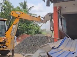 সিপিএমের এক নেতার দখল হয়ে যাওয়া জমিতে তৈরি করা দোকান ভাঙা হল বুলডোজারে।