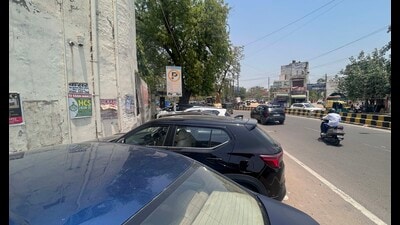 Illegally parked vehicles along the main road at Sadar Bazar cause traffic congestion near the Old MCG Office, as seen on Sunday. (Parveen Kumar/HT) Illegally parked vehicles along the main road at Sadar Bazar cause traffic congestion near the Old MCG Office, as seen on Sunday. (Parveen Kumar/HT)