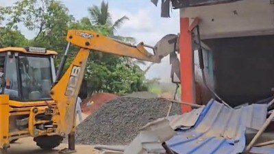 সিপিএমের এক নেতার দখল হয়ে যাওয়া জমিতে তৈরি করা দোকান ভাঙা হল বুলডোজারে। সিপিএমের এক নেতার দখল হয়ে যাওয়া জমিতে তৈরি করা দোকান ভাঙা হল বুলডোজারে।