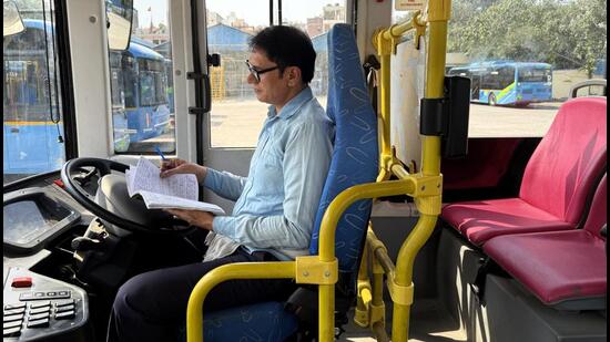 In the American film Paterson, the hero, played by Adam Driver, is a city bus driver who writes poetry, earnestly jotting down the lines in a notebook. In Delhi, there is a man as striking as that film actor. Plus, Pawan Kumar Tomar too drives a city bus, with the Delhi Transport Corporation. And he too writes poetry, earnestly jotting down the lines in a notebook. (HT Photo)