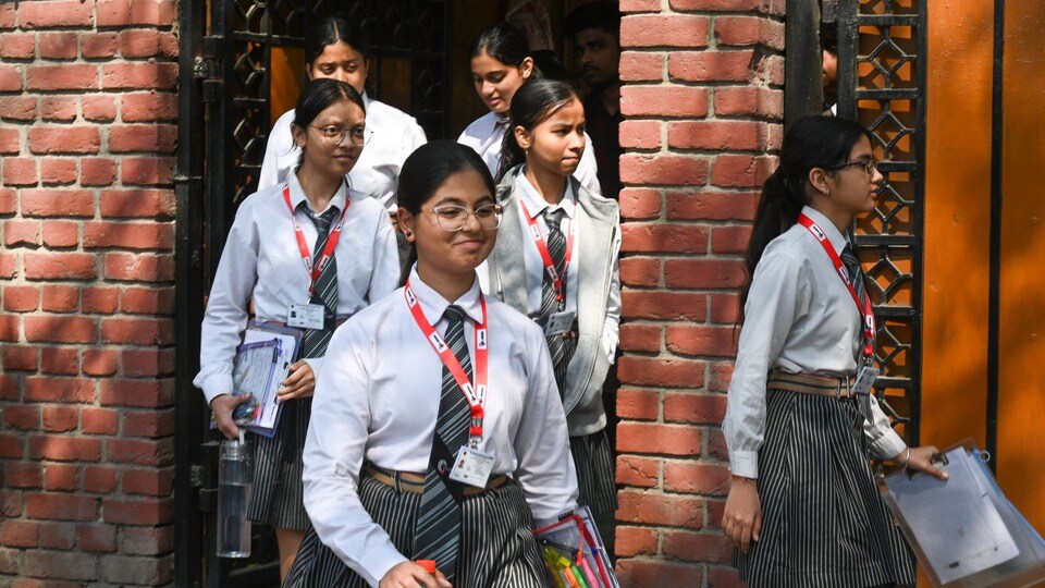 নবম-দশম শ্রেণীতে তৃতীয় ভাষা বাধ্যতামূলক করছে CBSE (Photo by Sunil Ghosh / Hindustan Times)