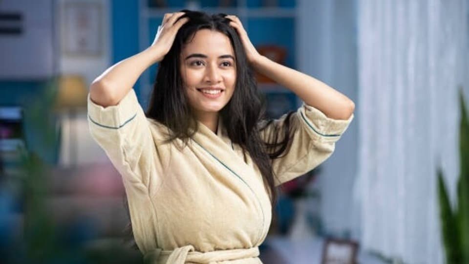 <p>కొబ్బరి నూనె, ఉల్లిపాయ రసం హెయిర్ మాస్క్ : ఈ హెయిర్ మాస్క్ కోసం, ఒక గిన్నెలో కొబ్బరి నూనె, ఉల్లిపాయ రసాన్ని 1:1 నిష్పత్తిలో కలపండి. తర్వాత దానిని మీ తలకు, జుట్టుకు పట్టించి 30 నిమిషాల పాటు అలాగే వదిలేయండి. అనంతరం, తేలికపాటి షాంపూ, కండీషనర్ ఉపయోగించి మీ జుట్టును కడగండి. మీరు ఈ హెయిర్ మాస్క్‌ను వారానికి 1-2 సార్లు ఉపయోగించవచ్చు.</p>