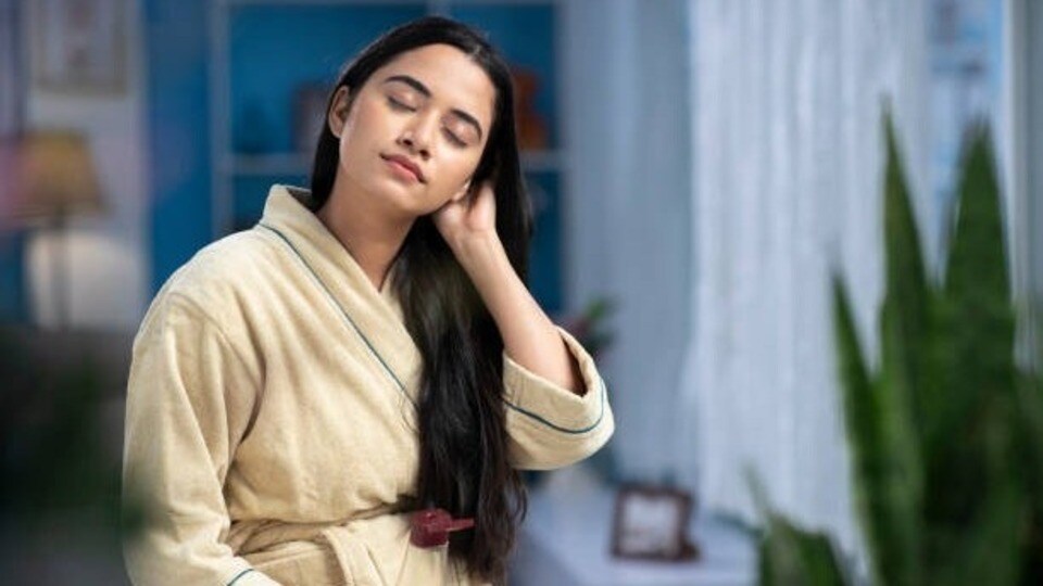 <p>తేనె, ఉల్లిపాయ రసం హెయిర్ మాస్క్ : ఈ హెయిర్ మాస్క్ కోసం, ఒక గిన్నెలో 1 టేబుల్ స్పూన్ తేనె తీసుకుని, దానికి 1/2 కప్పు ఉల్లిపాయ రసం కలపండి. తర్వాత దానిని తలకు పట్టించి, కొంతసేపు మెల్లగా మసాజ్ చేయండి. అనంతరం 15 నిమిషాల పాటు అలాగే వదిలేయండి. ఆ తర్వాత, ఒక సాధారణ షాంపూ, కండిషనర్ ఉపయోగించి మీ జుట్టును కడగండి. ఈ హెయిర్ మాస్క్‌ను వారానికి ఒకసారి ఉపయోగించవచ్చు.</p>