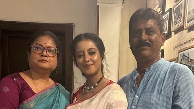 মুটের কাজ করেও মেয়ের স্বপ্নউড়ানের সঙ্গী! ‘শক্তিমান’ বাবাকে নিয়ে আবেগঘন শ্রুতি মুটের কাজ করেও মেয়ের স্বপ্নউড়ানের সঙ্গী! ‘শক্তিমান’ বাবাকে নিয়ে আবেগঘন শ্রুতি