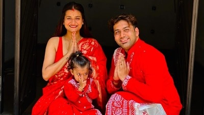 গোয়ায় ছেলে ডুগ্গুকে নিয়ে ছুটি কাটাচ্ছেন রূপসা-সায়নদীপ। গোয়ায় ছেলে ডুগ্গুকে নিয়ে ছুটি কাটাচ্ছেন রূপসা-সায়নদীপ।