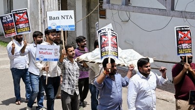 నీట్ పేపర్ లీక్ పై ఎన్ఎస్యూఐ నిరసనలు (Hemant Rawat) నీట్ పేపర్ లీక్ పై ఎన్ఎస్యూఐ నిరసనలు (Hemant Rawat)