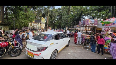 Civic officials said the situation becomes especially chaotic during evening hours, when vehicles slow near the narrow entry and exit points. (FILE) Civic officials said the situation becomes especially chaotic during evening hours, when vehicles slow near the narrow entry and exit points. (FILE)