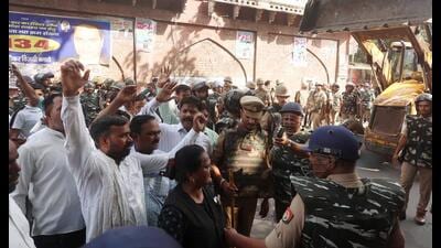 The demolition drive was carried out by Lucknow Municipal Corporation outside district court in Qaiserbagh on May 17. (HT file) The demolition drive was carried out by Lucknow Municipal Corporation outside district court in Qaiserbagh on May 17. (HT file)