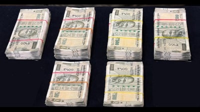 The recovered fake currency in police custody. (HT)