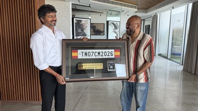 Vijay: విజయ్ని సీఎం చేసిన ఆ నంబర్ ప్లేట్ గిఫ్ట్గా ఇచ్చిన డైరెక్టర్.. ఆయన రియాక్షన్ వైరల్ Vijay: విజయ్ని సీఎం చేసిన ఆ నంబర్ ప్లేట్ గిఫ్ట్గా ఇచ్చిన డైరెక్టర్.. ఆయన రియాక్షన్ వైరల్