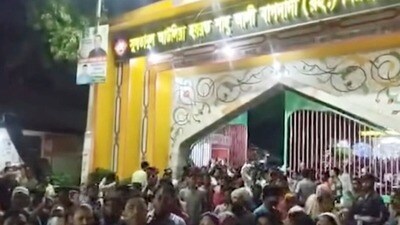 বাংলাদেশি কবি ফারহাদ মাজার দাবি করলেন, শুভেন্দু অধিকারীর নির্দেশে নাকি এই হামলা চালানো হয়েছে। বাংলাদেশি কবি ফারহাদ মাজার দাবি করলেন, শুভেন্দু অধিকারীর নির্দেশে নাকি এই হামলা চালানো হয়েছে।
