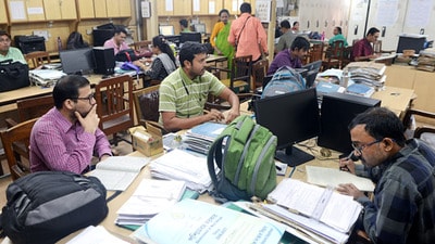 সরকারি চাকরিতে আবেদনের সর্বোচ্চ বয়সসীমা বৃদ্ধি করতে প্রশাসনিকভাবে এই নিয়ে নির্দেশিকা জারি করল রাজ্যের অর্থ দফতর। সরকারি চাকরিতে আবেদনের সর্বোচ্চ বয়সসীমা বৃদ্ধি করতে প্রশাসনিকভাবে এই নিয়ে নির্দেশিকা জারি করল রাজ্যের অর্থ দফতর।