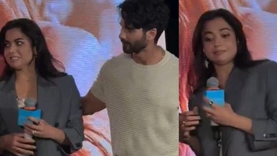 Rashmika Mandanna: రష్మికతో పబ్లిగ్గా దారుణమైన ప్రవర్తన.. బాలీవుడ్ స్టార్ హీరోపై తీవ్ర విమర్శలు Rashmika Mandanna: రష్మికతో పబ్లిగ్గా దారుణమైన ప్రవర్తన.. బాలీవుడ్ స్టార్ హీరోపై తీవ్ర విమర్శలు