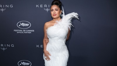 Salma Hayek embraced old-Hollywood glamour in an ethereal white gown adorned with soft feathered textures that created a dreamy, swan-like effect. The body-skimming silhouette featured a striking one-shoulder design and flowed seamlessly into a sleek floor-length hem. A dramatic plume of elongated white feathers cascaded upward from the shoulder, emerging as the undeniable highlight of the look. (AFP) Salma Hayek embraced old-Hollywood glamour in an ethereal white gown adorned with soft feathered textures that created a dreamy, swan-like effect. The body-skimming silhouette featured a striking one-shoulder design and flowed seamlessly into a sleek floor-length hem. A dramatic plume of elongated white feathers cascaded upward from the shoulder, emerging as the undeniable highlight of the look. (AFP)
