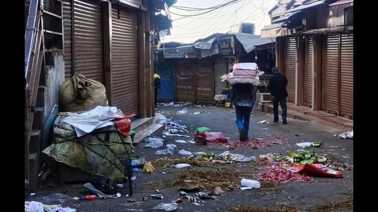 A road littered with garbage in Shimla amid sanitation workers’ strike on Monday. (HT photo)