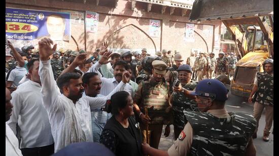 The demolition drive was carried out by Lucknow Municipal Corporation outside district court in Qaiserbagh on May 17. (HT file)