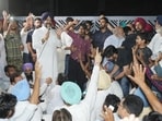 Punjab Congress chief Amarinder Singh Raja Warring led the protest outside minister Baljit Kaur’s residence in Malout alleging that her PA roughed up party leader Makhan Singh Phulewala. The AAP leader has rubbished the charges. (HT Photo)