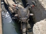 Residents alleged the roadside drain had remained uncovered for nearly a year without proper barricading. (Parveen Kumar/HT) Residents alleged the roadside drain had remained uncovered for nearly a year without proper barricading. (Parveen Kumar/HT)
