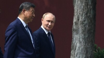FILE PHOTO: Chinese President Xi Jinping and Russian President Vladimir Putin walk at the personal residence of the Chinese leader Zhongnanhai in Beijing, China, September 2, 2025. Sputnik/Pool via REUTERS (via REUTERS)