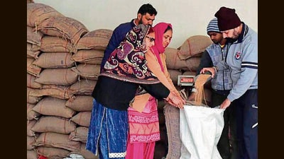 Each card holder will receive one ration kit under the distribution process. (HT File)