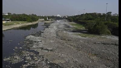Large stretches of the dried Gomti riverbed reveal plastic waste, sludge and debris in Lucknow on Monday. (Deepak Gupta/HT)