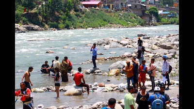 Tourists throng Manali to escape the summer heat, enjoying in the cool waters of the Beas River while the hill station buzzes with visitors and scenic mountain charm. (Aqil Khan /Hindustan Times) Tourists throng Manali to escape the summer heat, enjoying in the cool waters of the Beas River while the hill station buzzes with visitors and scenic mountain charm. (Aqil Khan /Hindustan Times)