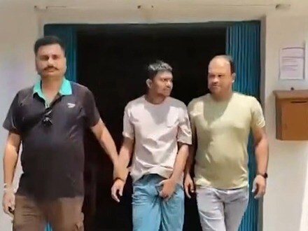 অশোকনগরে পুরনো একাধিক অভিযোগের ভিত্তিতে দুই তৃণমূল নেতাকে গ্রেপ্তার করেছে পুলিশ। 