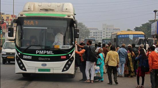 Pune, India - Dec. 3, 2022: PMPML bus stops on road causes traffic chaos at Katraj junction (Nadeem Inamdar story) in Pune, India, on Saturday, December 3, 2022. (Photo by Ravindra Joshi/HT k PHOTO)
