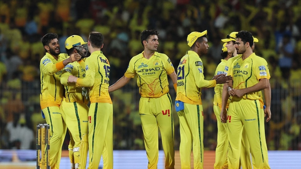 <p><strong>సీఎస్కే, డీసీ-</strong> ఈ రెండు జట్లు తలో 13 మ్యాచ్‌లు ఆడి 12 పాయింట్లతో ఉన్నాయి. వీరికి చెరో మ్యాచ్ మాత్రమే మిగిలి ఉంది. చివరి మ్యాచ్ గెలిచినా ఇవి గరిష్టంగా 14 పాయింట్లకు మాత్రమే చేరుకోగలవు. కాబట్టి వీరు తమ మ్యాచ్‌లు భారీ రన్ రేట్‌తో గెలవడమే కాకుండా.. పంజాబ్, రాజస్థాన్, కోల్‌కతా జట్లు తమ తదుపరి మ్యాచ్‌ల్లో ఓడిపోవాలని ప్రార్థించాలి! అప్పుడు వీటిల్లో ఏదో ఒకటి ప్లేఆఫ్స్​కి వెళుతుంది.</p>(REUTERS)