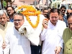Chief Minister Pushkar Singh Dhami pays floral tributes to former Uttarakhand Chief Minister Major General (Retd.) B.C. Khanduri during the funeral procession in Dehradun.