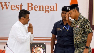 নবান্নে বিএসএফ কর্তার সঙ্গে শুভেন্দু অধিকারী। (ছবি সৌজন্যে এএনআই) নবান্নে বিএসএফ কর্তার সঙ্গে শুভেন্দু অধিকারী। (ছবি সৌজন্যে এএনআই)
