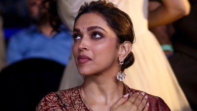 ৪০-এ ২য় বার প্রেগন্যান্ট, বিশ্রামে বিশ্বাসী নন! বিজ্ঞাপনী শ্যুটে দীপিকা, গ্লো করছেন হবু মা (PTI) ৪০-এ ২য় বার প্রেগন্যান্ট, বিশ্রামে বিশ্বাসী নন! বিজ্ঞাপনী শ্যুটে দীপিকা, গ্লো করছেন হবু মা (PTI)