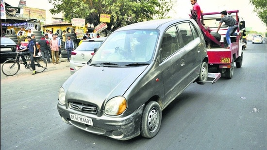 The confusion stems from the gap between the government’s announcement and the continuing applicability of Supreme Court and National Green Tribunal (NGT) orders that prohibit the operation of 10-year-old diesel and 15-year-old petrol vehicles in Delhi-NCR. (HT Archive)