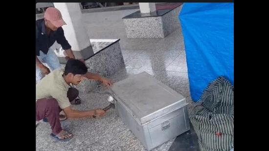 The trunk in which the decapitated body of the woman was found on the Chhapra-Gomti Nagar Express (HT File Photo)