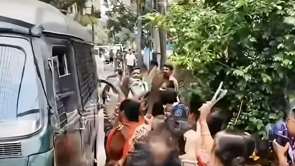 তৃণমূল যুব নেতা অরিত্র বসুকে গ্রেপ্তারের পর স্থানীয় বাসিন্দাদের একাংশ থানার সামনে বিক্ষোভে সামিল হন।
