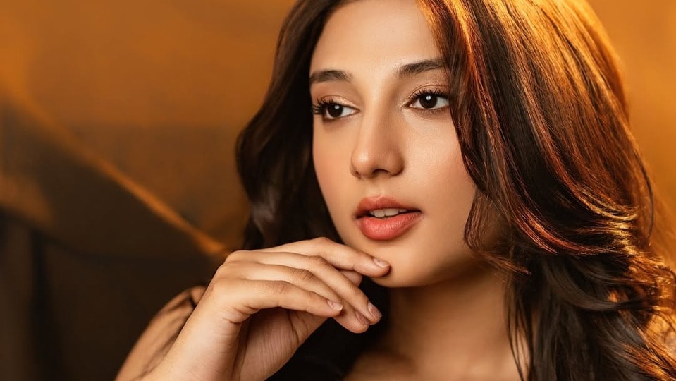 <p>ప్రస్తుతం నితిన్ హీరోగా ఓ మూవీ చేస్తున్న రితికా నాయక్.. తన గ్లామర్ ఫొటోలను బుధవారం (మే 20) సోషల్ మీడియాలో షేర్ చేసింది. </p>(instagram-Ritika_nayak)