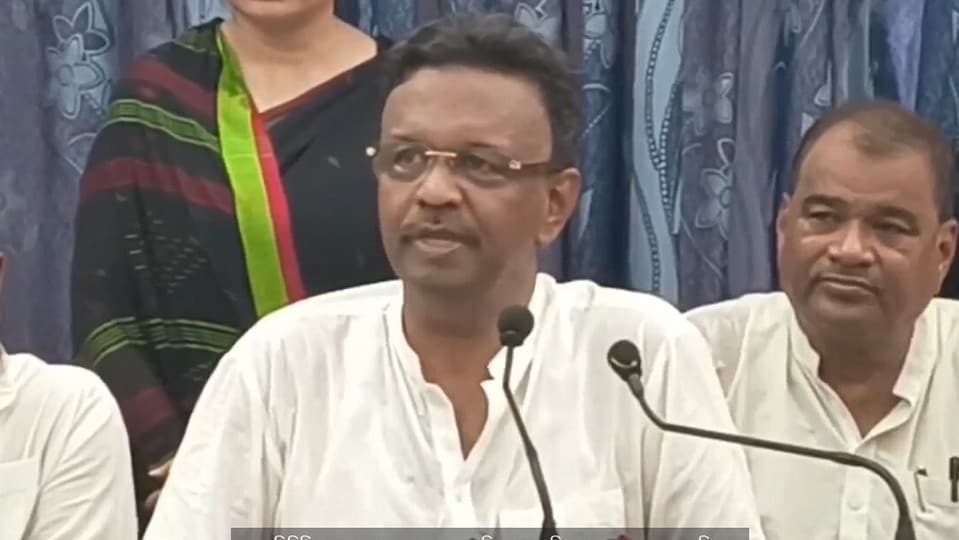 অভিষেক বন্দ্যোপাধ্যায়ের সম্পত্তি বিতর্কে বল ঠেলে দিলেন ফিরহাদ হাকিম।
