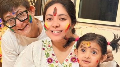 কৃষভির সঙ্গে কাঞ্চন ও শ্রীময়ী। কৃষভির সঙ্গে কাঞ্চন ও শ্রীময়ী।