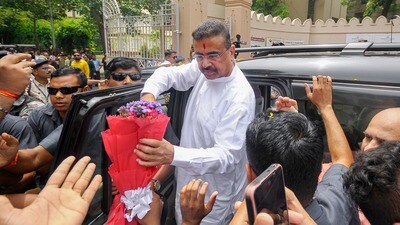 বেলুড় মঠে শুভেন্দু অধিকারী। (ছবি সৌজন্যে পিটিআই) বেলুড় মঠে শুভেন্দু অধিকারী। (ছবি সৌজন্যে পিটিআই)