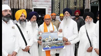 Punjab governor Gulab Chand Kataria with SGPC chief Harjinder Singh Dhami in Ludhiana on Thursday. (HT Photo) Punjab governor Gulab Chand Kataria with SGPC chief Harjinder Singh Dhami in Ludhiana on Thursday. (HT Photo)
