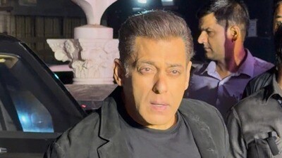 ‘আরও জোরে Sorry বলো’,পাপারাৎজিরা ক্ষমা চাইতেই মন গলল সলমনের! রইল মিটমাটের ভিডিয়ো ‘আরও জোরে Sorry বলো’,পাপারাৎজিরা ক্ষমা চাইতেই মন গলল সলমনের! রইল মিটমাটের ভিডিয়ো