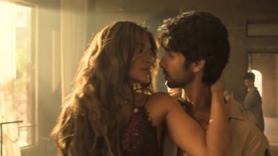 Mashooqa is picturised on Shahid Kapoor and Kriti Sanon. Mashooqa is picturised on Shahid Kapoor and Kriti Sanon.