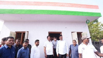 ఇందిరమ్మ ఇళ్లను పరిశీలిస్తున్న మంత్రులు పొంగులేటి, జూపల్లి ఇందిరమ్మ ఇళ్లను పరిశీలిస్తున్న మంత్రులు పొంగులేటి, జూపల్లి