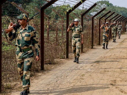 অবৈধ বাংলাদেশি অনুপ্রবেশকারী নিয়ে কড়া শুভেন্দু-সরকার, ওদিকে ঢাকা বলছে.. । (ছবিটি প্রতীকী, সৌজন্যে পিটিআই)