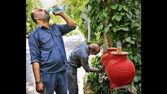 Many Delhiites working outdoors in this heat often face difficulty in even sourcing clean drinking water. (Photo: ANI (For representational purposes only))
