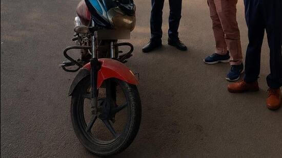 Police said the vehicle lacked valid insurance, registration and pollution certificates during the roadside inspection. (HT)